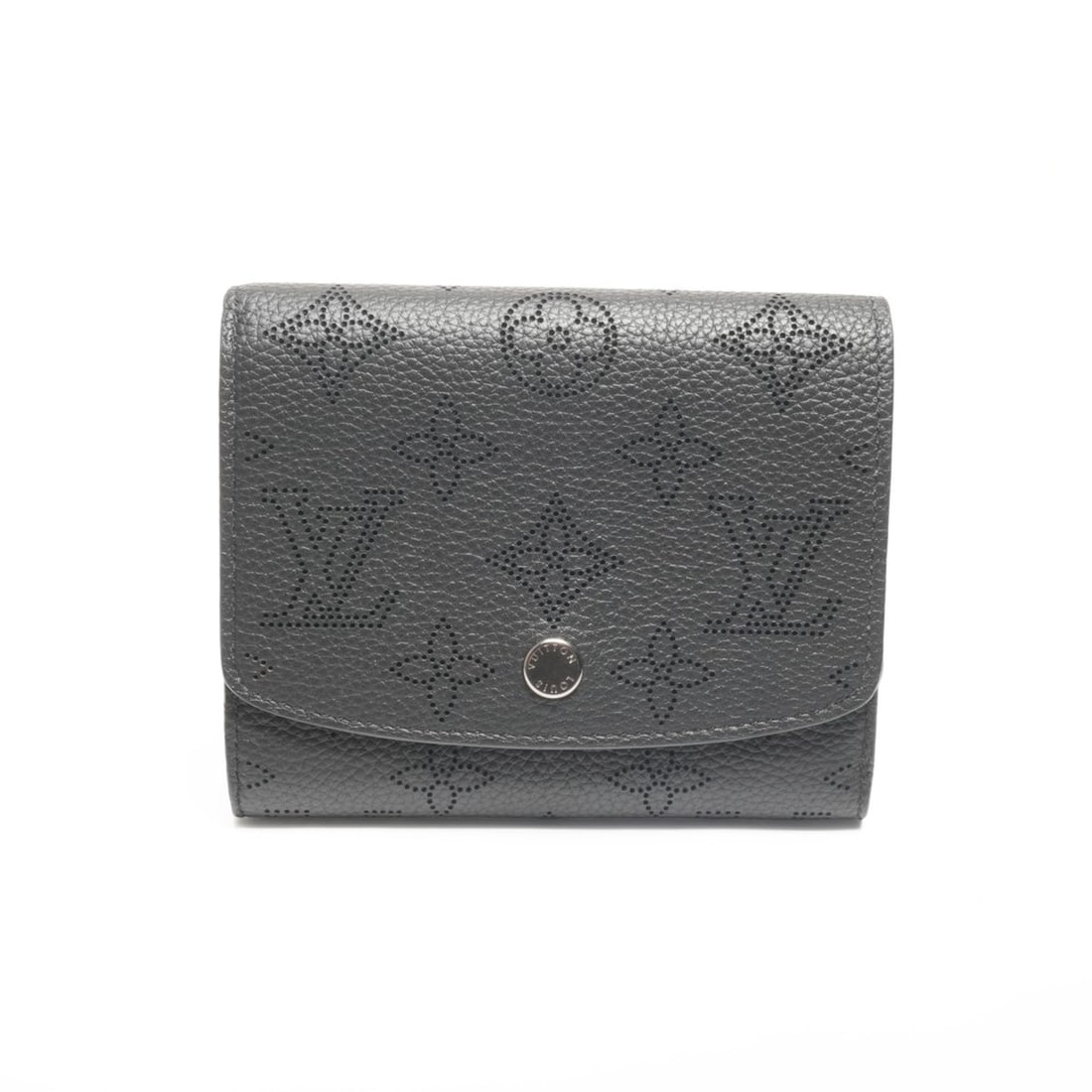 Louis Vuitton Mahina Portefeuille Iris Compact Tri-fold Wallet in Black: --- Catalog ---Category: SizeSize (HxWxD): 10cm x 12cm x 2.5cm / 3.93'' x 4.72'' x 0.98''Category: DesignType: Wallet (tri-fold)Color: BlackGender: WomenMaterial: Mahina leather Category: GeneralLine: