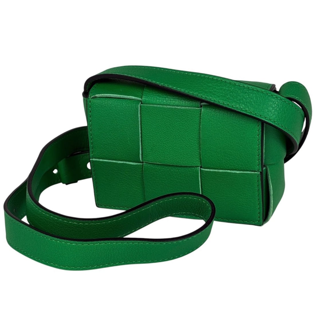Bottega Veneta Mini Cassette Shoulder Bag, Maxi Intrecciato Leather, Green, Women's: --- Catalog ---Category: SizeSize (HxWxD): 9cm x 12cm x 4cm / 3.54'' x 4.72'' x 1.57''Category: DesignType: Shoulder bagColor: GreenGender: WomenMaterial: Intrecciato Inner Pocket: Open pocket 1Catego