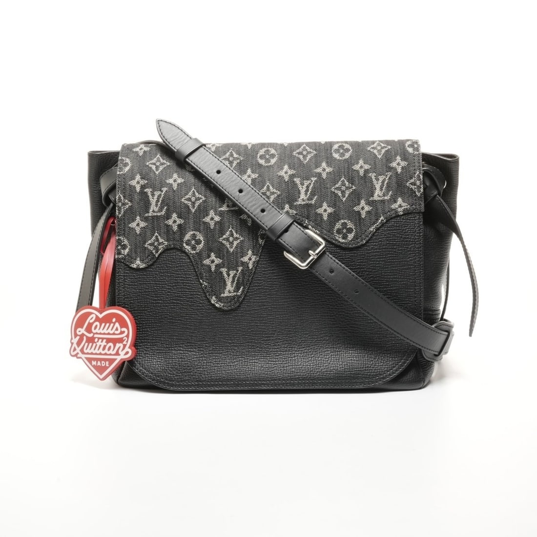 Louis Vuitton Monogram Denim Shoulder Bag in Black, Collaborated with NIGO and Buzz Tokyo: --- Catalog ---Category: SizeSize (HxWxD): 26cm x 38cm x 12cm / 10.23'' x 14.96'' x 4.72''Category: DesignType: Shoulder bagColor: BlackGender: Men,WomenMaterial: Monogram Denim Category: GeneralBrand