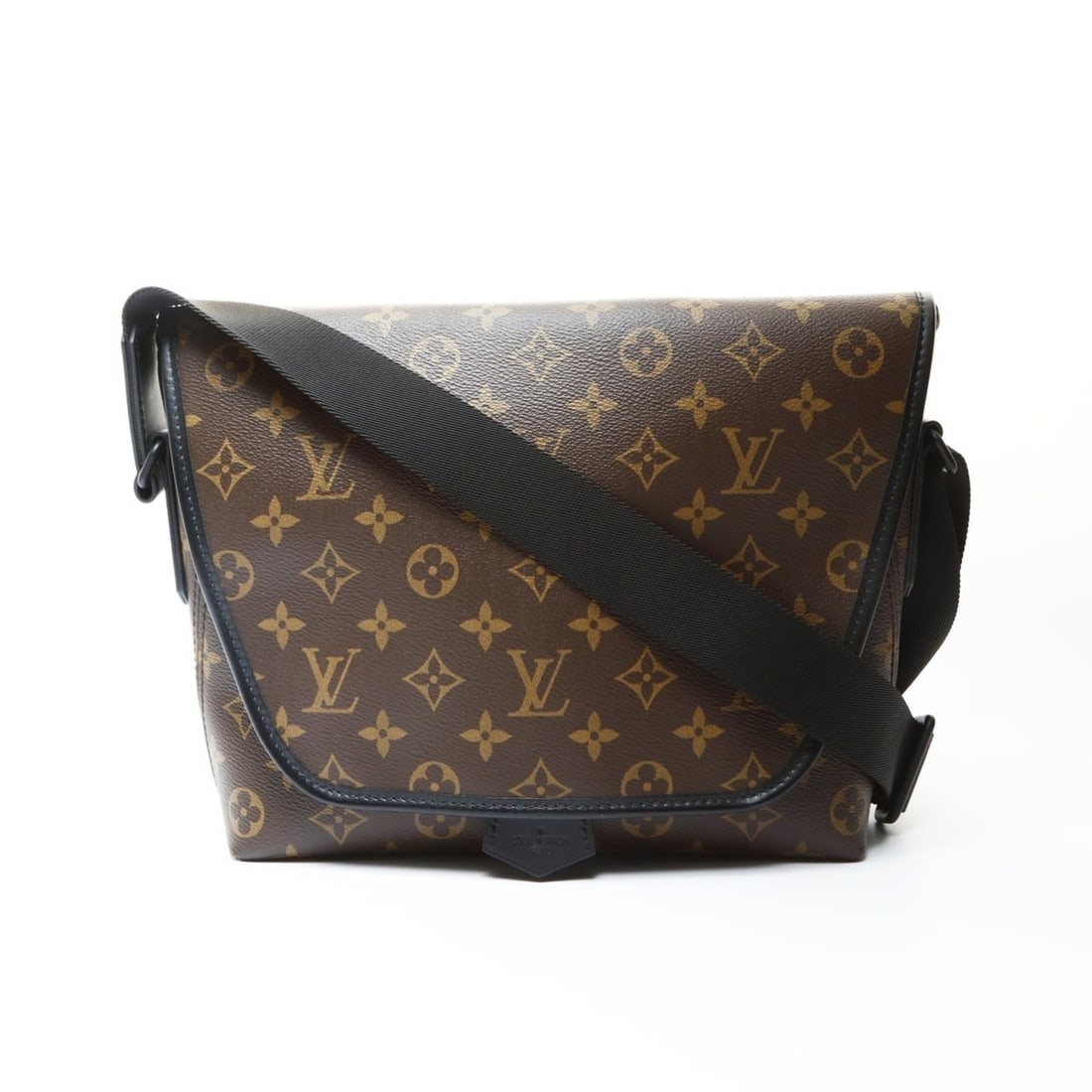 Louis Vuitton Monogram Macassar Magnetic Messenger Bag M45557 Brown: --- Catalog ---Category: SizeSize (HxWxD): 22cm x 31cm x 7cm / 8.66'' x 12.2'' x 2.75''Strap Length: 76cm - 132cm / 29.92'' - 51.96''Category: DesignType: Shoulder bagColor: BrownGender: WomenCategory
