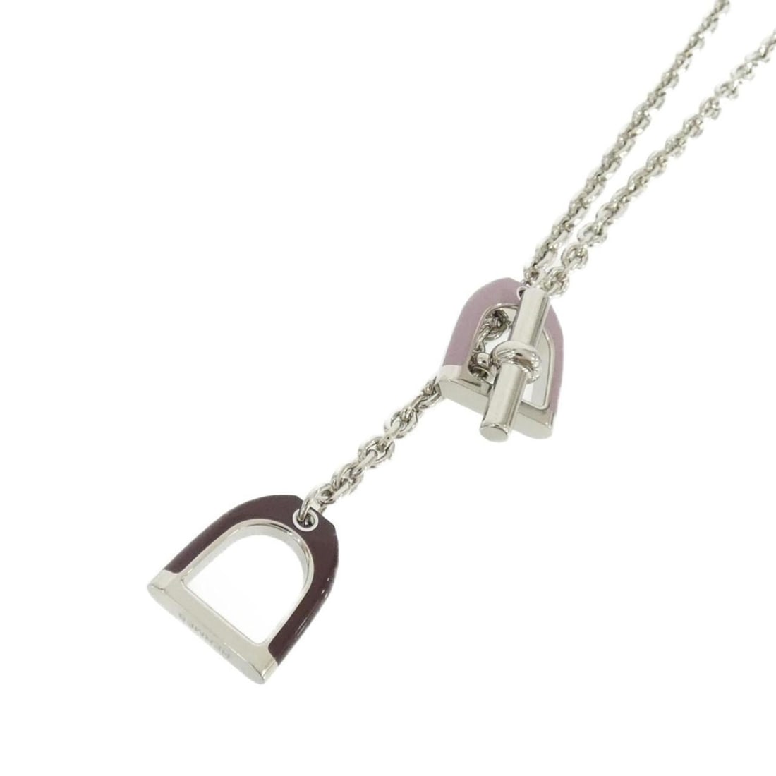 Hermes Etrier 100088FP Necklace: --- Catalog ---Category: SizePendant Size: 19mm x 18mm / 0.74'' x 0.7''Neck Circumference: 54 cm / 21.25''Category: DesignColor: Bordeaux, SilverGender: Men,WomenNecklace Type: NecklaceCategory: Gener