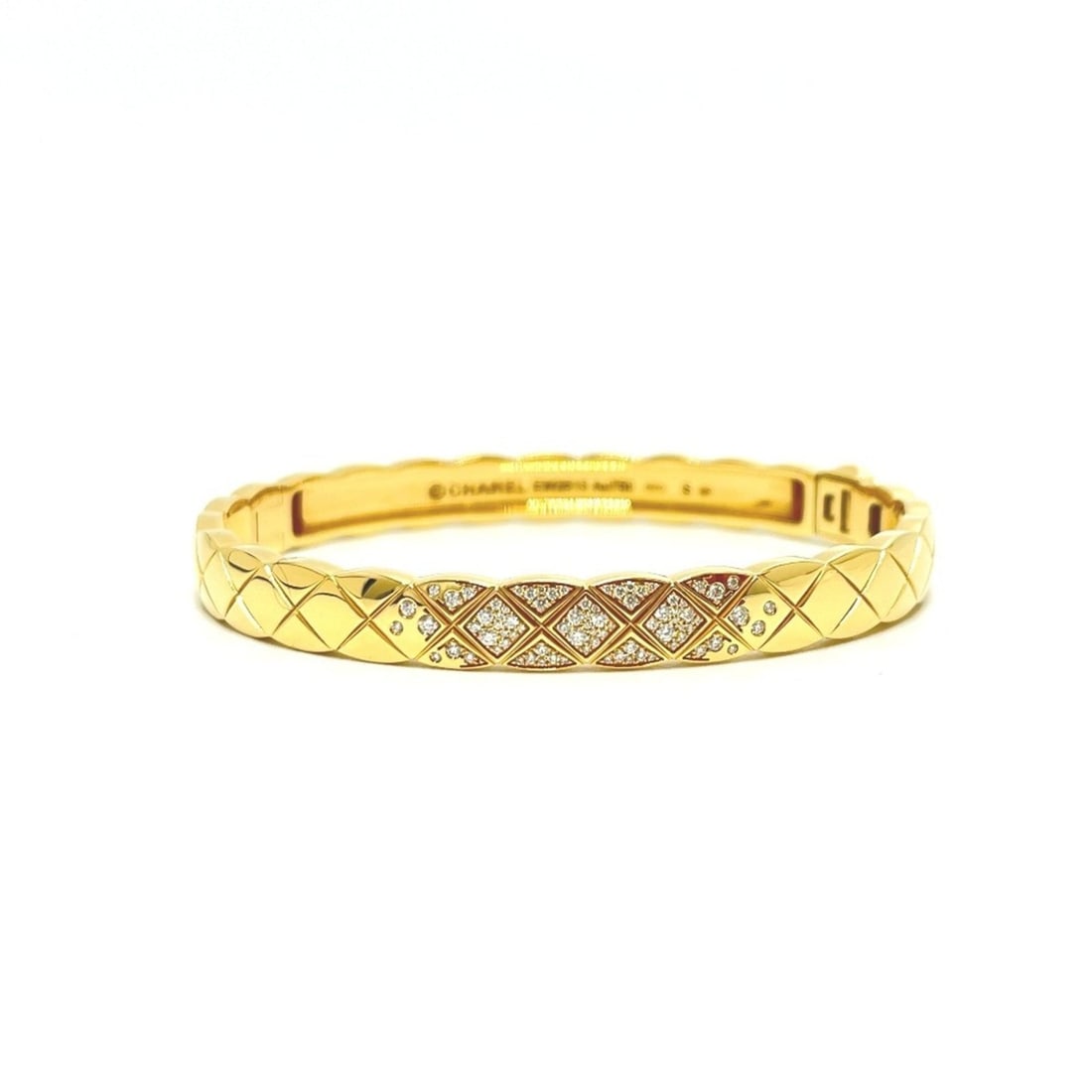 CHANEL J11140S Coco Crush Collection Diamond Large Accessory Bracelet 18K Yellow Gold for Women: --- Catalog ---Category: SizeSize: SWidth: 7mm / 0.27''Length: 16cm / 6.29''Weight: 25.3g / 0.89oz.Category: DesignType: Charm braceletColor: GoldStone: DiamondGender: WomenMaterial: Yellow gold (18K)