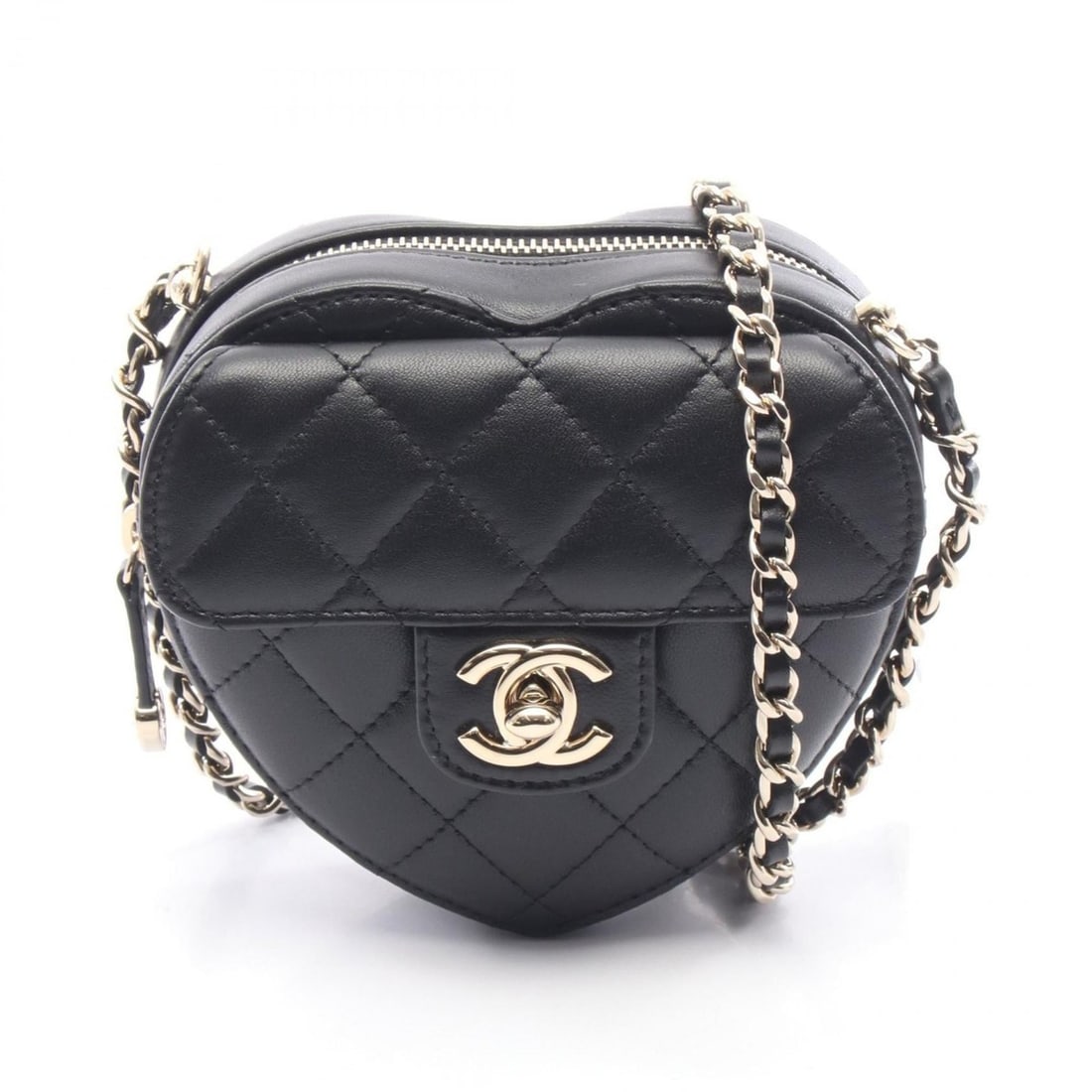 CHANEL Matelasse Heart Shoulder Bag in Lambskin Leather, Black: --- Catalog ---Category: SizeSize (HxWxD): 12cm x 13cm x 4cm / 4.72'' x 5.11'' x 1.57''Category: DesignType: Shoulder bagColor: BlackGender: WomenMaterial: Leather Leather/Fur Type: LambskinCategory: