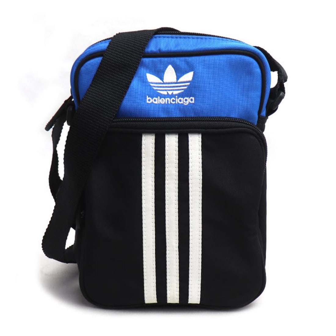 BALENCIAGA x Adidas Collaboration Shoulder Bag, Black/Blue, 725437, Unisex: --- Catalog ---Category: SizeSize (HxWxD): 22cm x 16cm x 6cm / 8.66'' x 6.29'' x 2.36''Category: DesignType: Shoulder bagColor: Black, BlueGender: Women,MenMaterial: Nylon Category: GeneralMPN: 725437