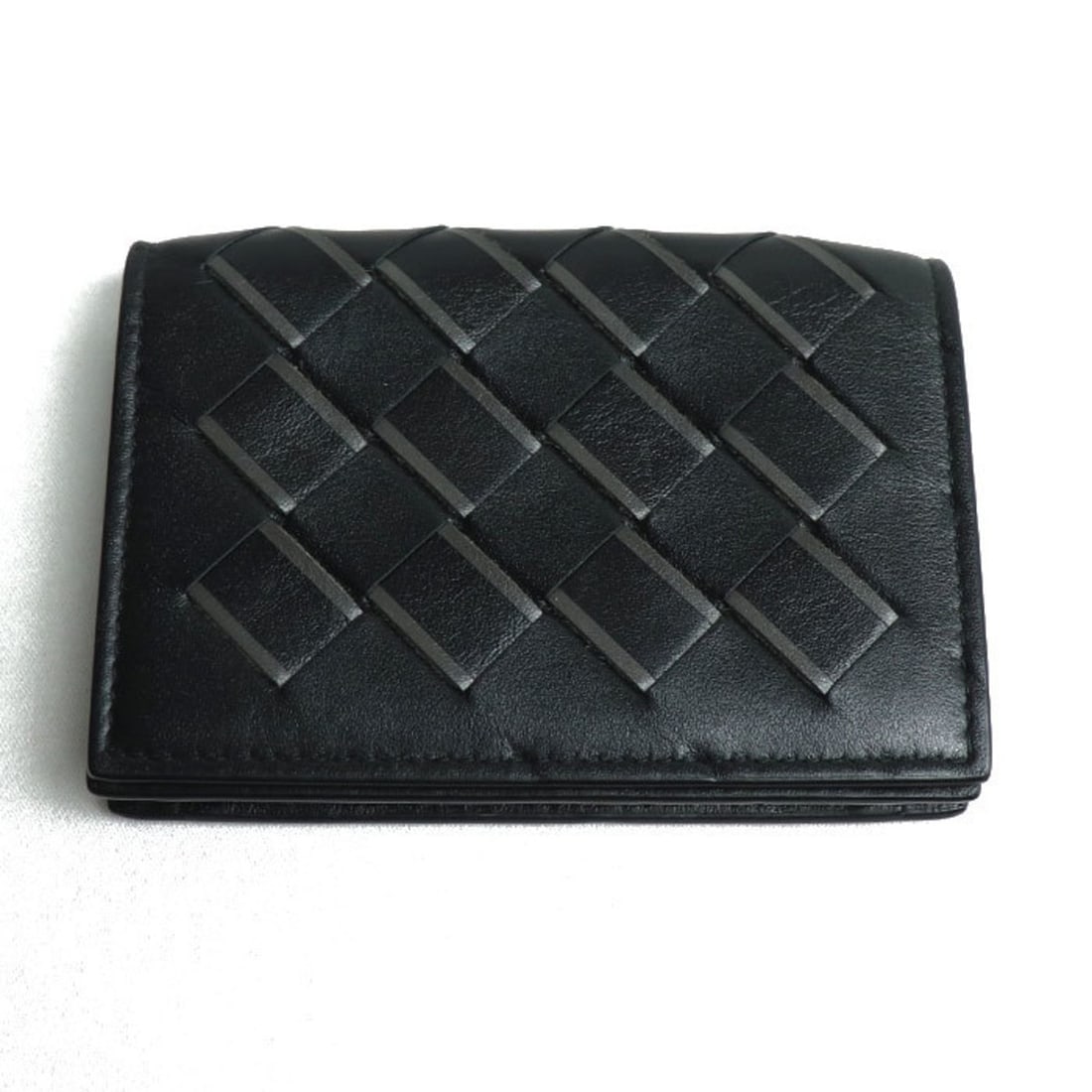 BOTTEGA VENETA Intrecciato Business Card Case in Black/Light Graphite (605720V3TD21391) for Men: --- Catalog ---Category: DesignType: Card caseColor: BlackGender: Men,WomenMaterial: Leather Leather/Fur Type: CalfskinCategory: GeneralMPN: 605720V3TD21391Brand: Bottega VenetaCountry of Origin: Ital