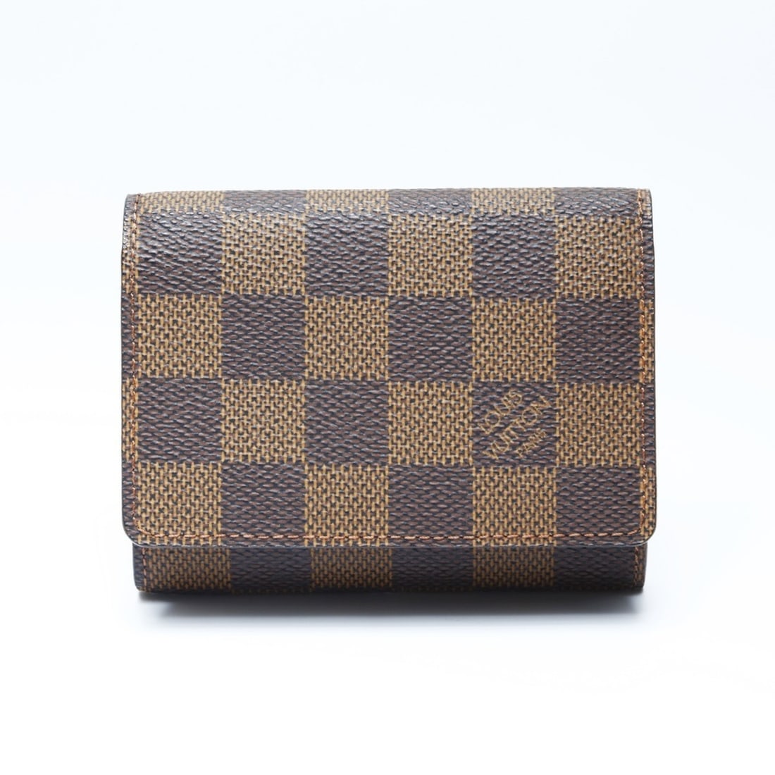 Louis Vuitton 2008 Damier Envelope Carte de Visite Business Card Case, Brown: --- Catalog ---Category: DesignType: Card caseColor: Brown, Damier CanvasGender: Women,MenCategory: GeneralLine: DamierBrand: Louis VuittonCategory: Physical PropertiesSize (HxWxD): 8cm x 10cm x 2cm /