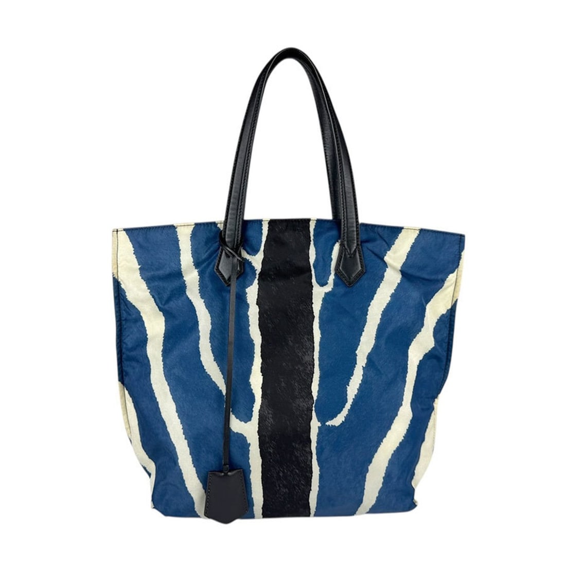 Fendi handbag in nylon/leather, blue, black, and white, unisex, 8BH260-Q9A z5366: --- Catalog ---Category: SizeSize (HxWxD): 32cm x 30cm x 13cm / 12.59'' x 11.81'' x 5.11''Category: DesignType: HandbagColor: Black, Blue, WhiteGender: Men,WomenMaterial: Nylon , Leather Category: Gen