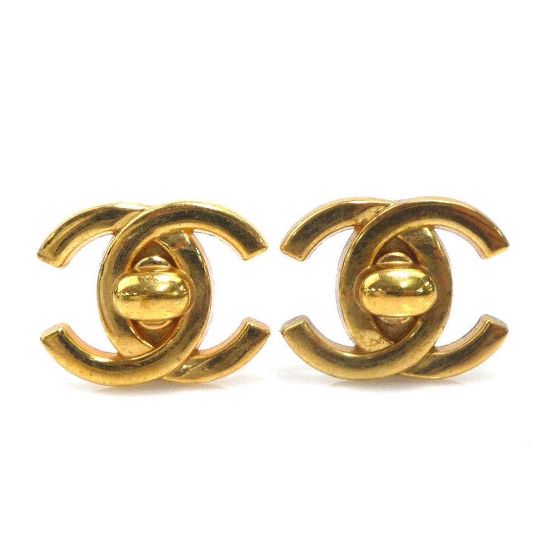 CHANEL Coco Mark Metal Gold Earrings for Women e61322a: --- Catalog ---Category: SizeSize (HxWxD): 20.00mm x 27.00mm / 0.79'' x 1.06''Category: DesignType: Clip earringsColor: GoldGender: WomenMaterial: MetalCategory: GeneralBrand: ChanelCountry of Origin:
