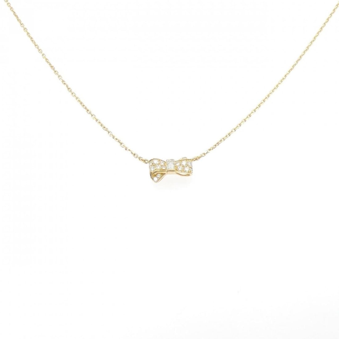 Van Cleef & Arpels Alice Necklace 0.56CT: --- Catalog ---Category: SizePendant Size: 8.1mm x 14.2mm / 0.31'' x 0.55''Neck Circumference: 37 cm - 41 cm / 14.56'' - 16.14''Category: DesignStone: DiamondGender: WomenPendant Type: PendantNecklace