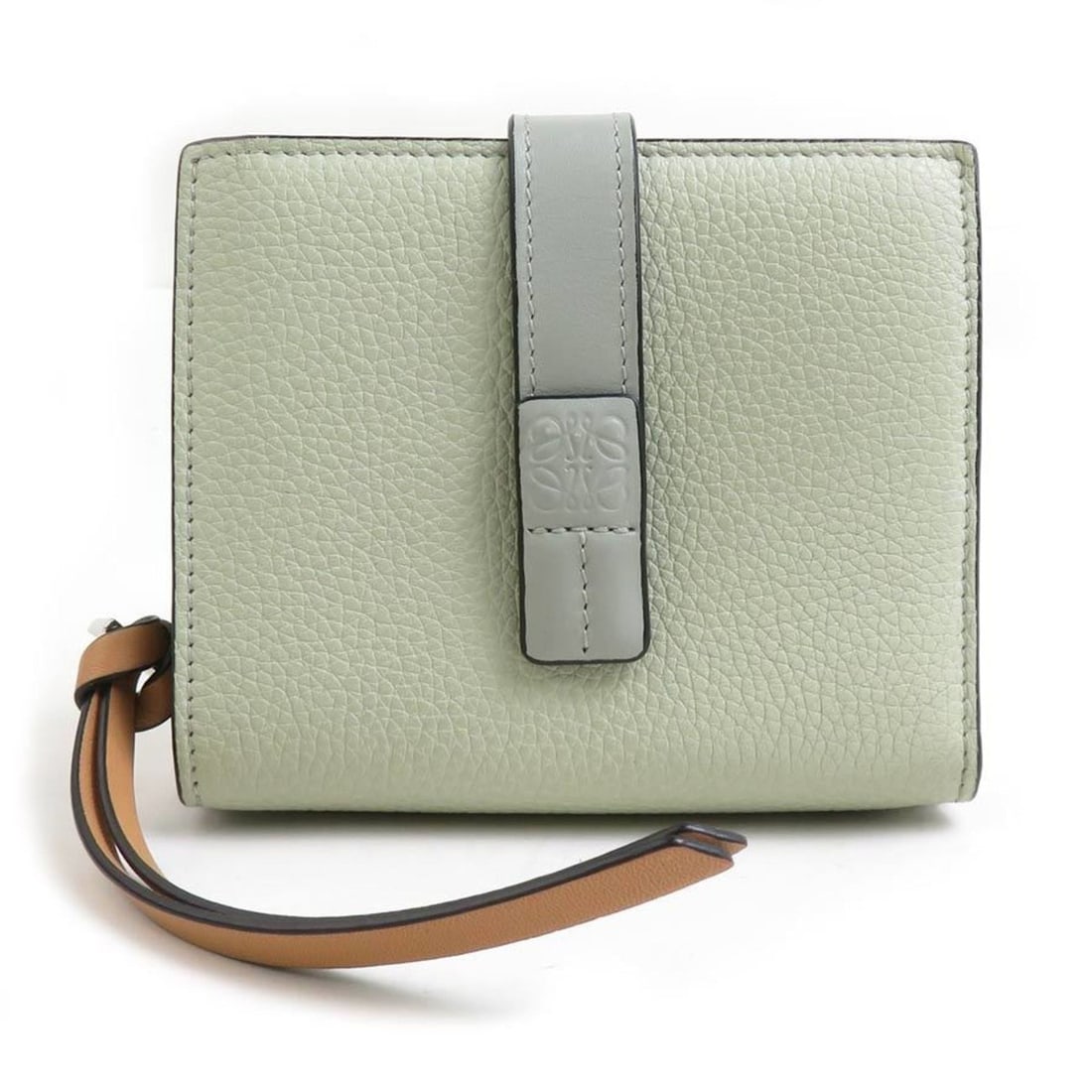 LOEWE Women's Light Green Leather Bi-fold Wallet (h31750j): --- Catalog ---Category: SizeSize (HxWxD): 9cm x 10.8cm x 2.8cm / 3.54'' x 4.25'' x 1.1''Category: DesignType: Wallet (bi-fold)Color: Light greenGender: WomenMaterial: Leather Category: GeneralBrand: