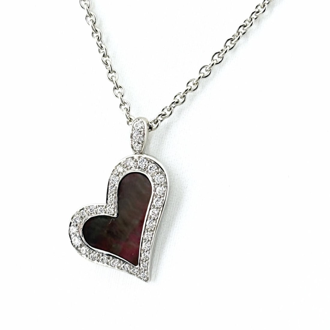 Piaget Limelight Necklace in White Gold with Diamonds and a Heart Motif. 750 Shell Diamond Pendant.: --- Catalog ---Category: SizeNeck Circumference: 42 cm / 16.53''Category: DesignGender: WomenMaterial: White gold (18K)Pendant Type: PendantNecklace Type: NecklaceCategory: GeneralBrand: Piaget--- Ite