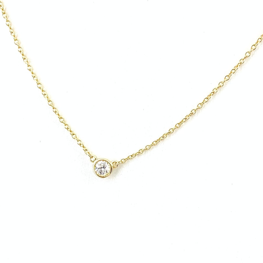 Tiffany & Co. By the Yard Necklace, Yellow Gold Pendant with One Diamond, Elsa Peretti 750 Diamonds,: --- Catalog ---Category: SizeNeck Circumference: 40.5 cm / 15.94''Category: DesignColor: Yellow goldGender: WomenMaterial: Yellow gold (18K)Pendant Type: PendantNecklace Type: NecklaceCategory: Genera