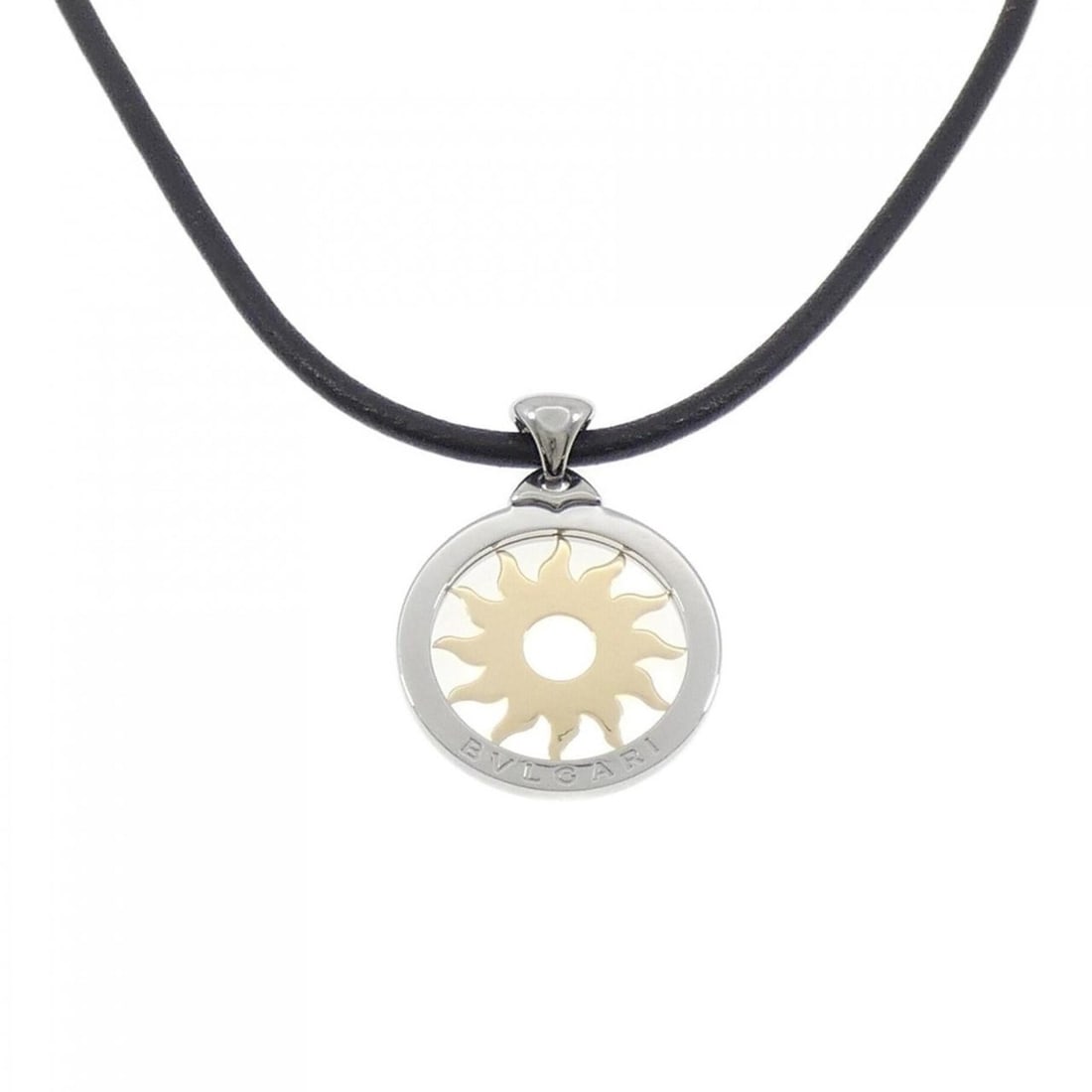 Bvlgari Tondo Sun Necklace: --- Catalog ---Category: SizePendant Size: 59.6mm x 43.4mm / 2.34'' x 1.7''Neck Circumference: 48 cm / 18.89''Category: DesignGender: WomenMaterial: Stainless steel, Yellow gold (18K)Pendant Type: Pen