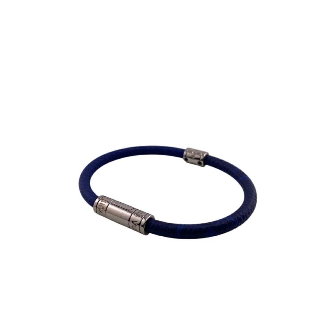 LOUIS VUITTON M6568D Neo Split Bracelet, Blue, Men's: --- Catalog ---Category: SizeWidth: 5mm / 0.19''Length: 18.5cm / 7.28''Total Length: 19cm / 7.48''Category: DesignType: Charm braceletColor: Blue, SilverGender: MenMaterial: LeatherCategory: GeneralBr