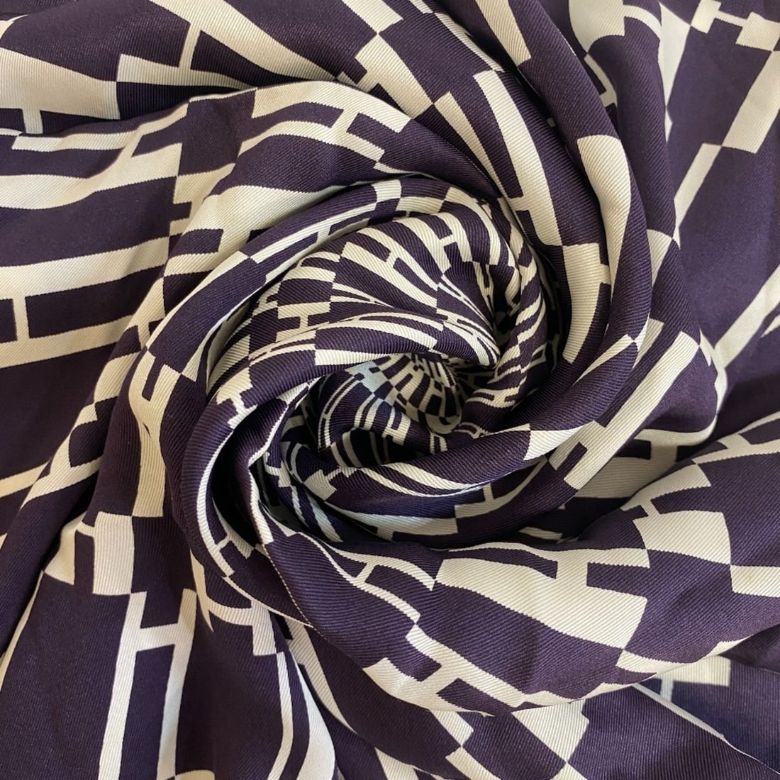 HERMES Carré 70 OP'H 100% Silk Scarf/Muffler in Purple, Unisex: --- Catalog ---Category: SizeSize (LxW): 64cm x 66cm / 25.19'' x 25.98''Category: DesignType: ScarfColor: PurpleGender: Men,WomenMaterial: Silk Category: GeneralBrand: Hermes--- Item List ---Section: