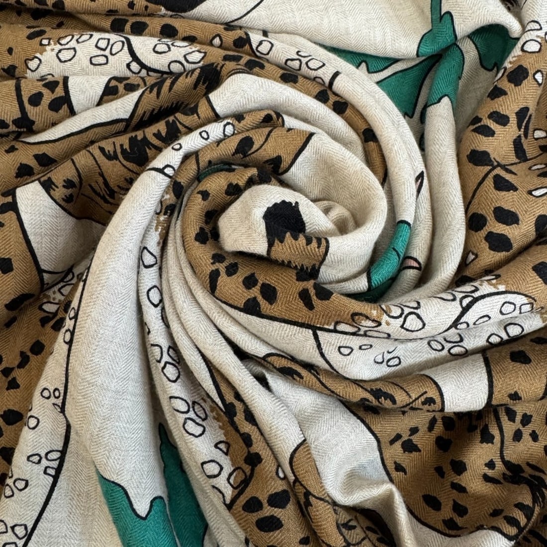 HERMES Carré 140 Jean Stole LES LEOPARDS Leopard Print Scarf Muffler Green Unisex: --- Catalog ---Category: SizeSize (LxW): 1.4m x 1.4m / 55.11'' x 55.11''Category: DesignType: StoleColor: GreenGender: Men,WomenMaterial: Cashmere , Silk Category: GeneralBrand: Hermes--- Item List --