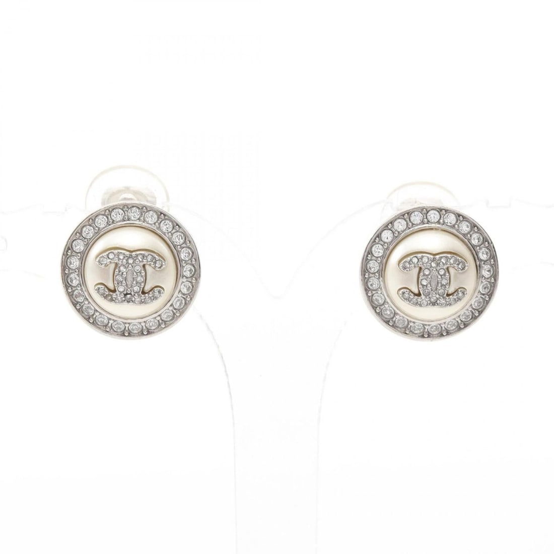 CHANEL Coco Mark Earrings, Stainless Steel with Faux Pearl and Rhinestones, Silver, White, Clear,: --- Catalog ---Category: SizeSize (HxWxD): 15.00mm x 15.00mm / 0.59'' x 0.59''Category: DesignType: Clip earringsColor: Silver, WhiteStone: RhinestoneGender: WomenMaterial: Stainless steelCategory: Ge