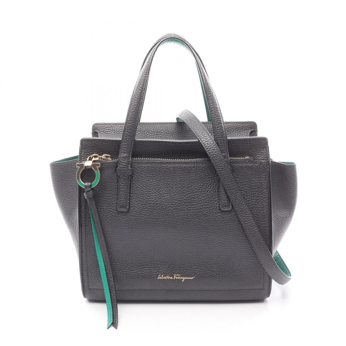 Salvatore Ferragamo AMY Gancini leather handbag, women's, black and green, AU-21-F478: --- Catalog ---Category: SizeSize (HxWxD): 21cm x 23cm x 12cm / 8.26'' x 9.05'' x 4.72''Category: DesignType: HandbagColor: Black, GreenGender: WomenMaterial: Leather Category: GeneralMPN: AU-21-F478B