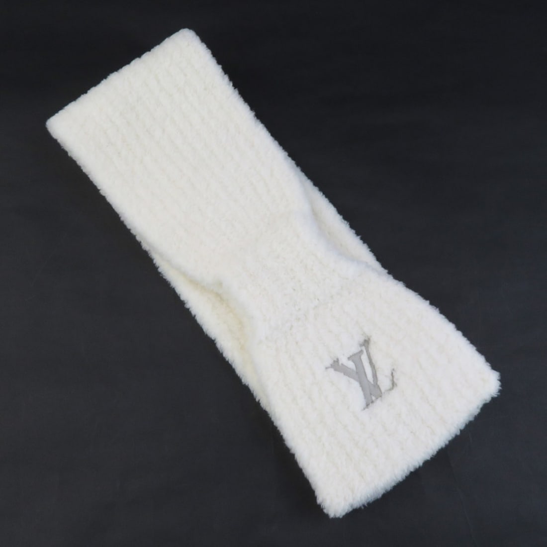 Louis Vuitton Only LV Mini Comfy Wool/Nylon Creme Scarf, Women's, M90803 e61298g: --- Catalog ---Category: SizeSize (LxW): 75cm x 13cm / 29.52'' x 5.11''Category: DesignType: StoleColor: CreamGender: WomenMaterial: Wool , Nylon Category: GeneralMPN: M90803Brand: Louis VuittonCountr