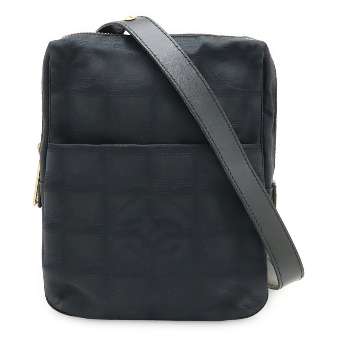 CHANEL New Travel Line Shoulder Bag, Pochette, Nylon Jacquard, Black, A20513: --- Catalog ---Category: SizeSize (HxWxD): 19cm x 15.5cm x 4.5cm / 7.48'' x 6.1'' x 1.77''Category: DesignType: Pochette, Shoulder bagColor: BlackGender: MenMaterial: Nylon , Leather Category: General