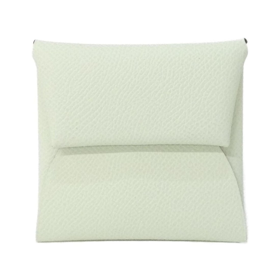 Hermes Hermès Bastia Verso 078357CK Wallet/Coin Case: --- Catalog ---Category: SizeSize (HxWxD): 8cm x 8.5cm x 1cm / 3.14'' x 3.34'' x 0.39''Category: DesignType: Coin purse/coin caseColor: VertGender: WomenMaterial: Epsom leather Category: GeneralLine: