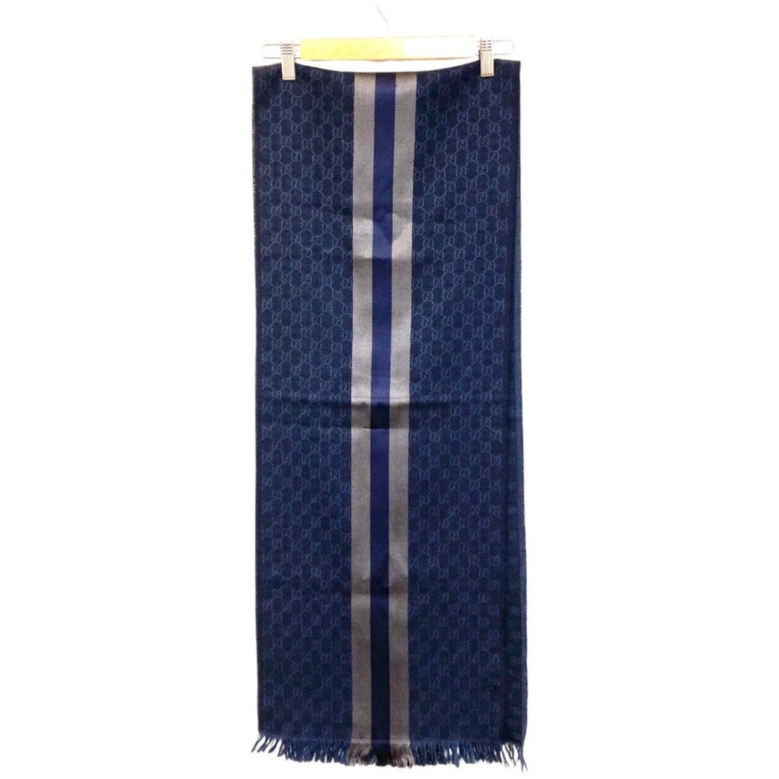 GUCCI GG pattern wool and silk stole in blue for men women: --- Catalog ---Category: SizeSize (LxW): 1.39m x 36cm / 54.72'' x 14.17''Category: DesignType: StoleColor: BlueGender: Men,WomenCategory: GeneralBrand: Gucci--- Item List ---Section: ConditionRanking: