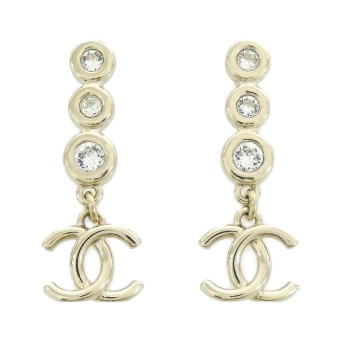Chanel ABC188 earrings: --- Catalog ---Category: SizeSize (HxWxD): 35.00mm x 18.00mm / 1.38'' x 0.71''Category: DesignType: Drop earringsColor: GoldStone: CrystalGender: WomenCategory: GeneralBrand: Chanel--- Item List ---Se