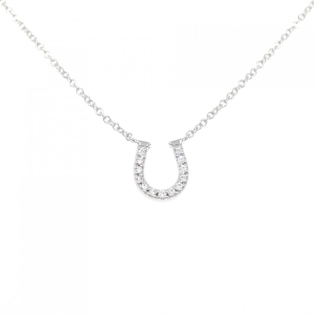 Tiffany Metro Horseshoe Necklace: --- Catalog ---Category: SizePendant Size: 7.6mm x 6.7mm / 0.29'' x 0.26''Neck Circumference: 41 cm / 16.14''Category: DesignStone: DiamondGender: WomenMaterial: White gold (18K)Pendant Type: PendantN