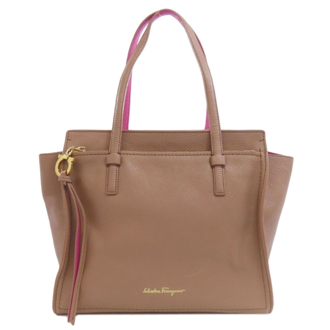 Salvatore Ferragamo Amy Gancini hardware leather tote bag for women.: --- Catalog ---Category: SizeSize (HxWxD): 26cm x 43cm x 15cm / 10.23'' x 16.92'' x 5.9''Handle Length: 46cm / 18.11''Category: DesignType: Tote bagColor: Brown, PurpleGender: WomenClosure: ZipperMate