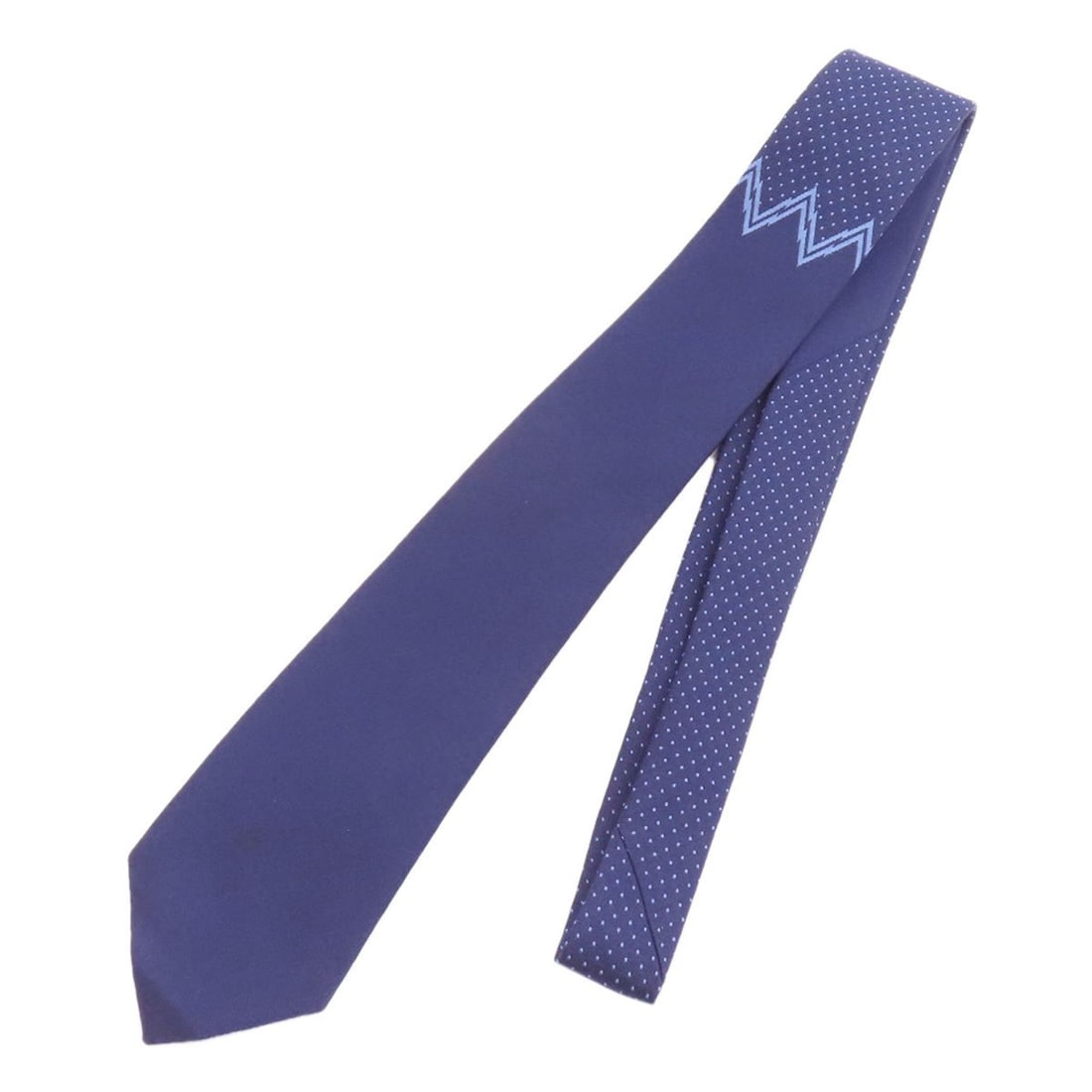 Hermes polka dot silk tie for men: --- Catalog ---Category: SizeWidth: 7.5cm / 2.95''Category: DesignType: CravatColor: NavyGender: MenCategory: GeneralBrand: Hermes--- Item List ---Section: ConditionRanking: Rank A Used - A few traces