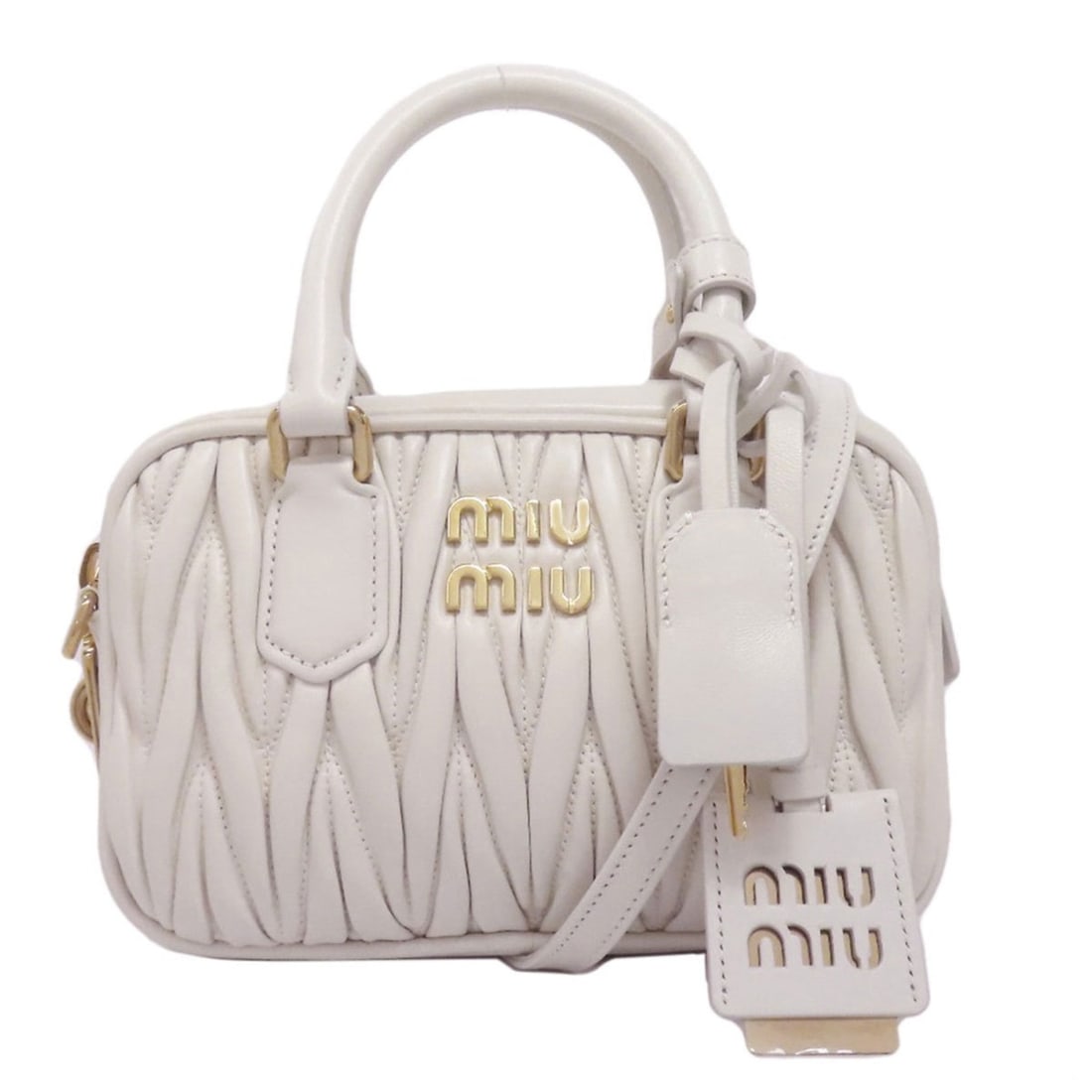 Miu Miu Miu Matelasse 2-Way Handbag in Calfskin for Women: --- Catalog ---Category: SizeSize (HxWxD): 13cm x 20cm x 6cm / 5.11'' x 7.87'' x 2.36''Category: DesignType: HandbagColor: WhiteGender: WomenMaterial: Leather Leather/Fur Type: CalfskinCategory: Gener