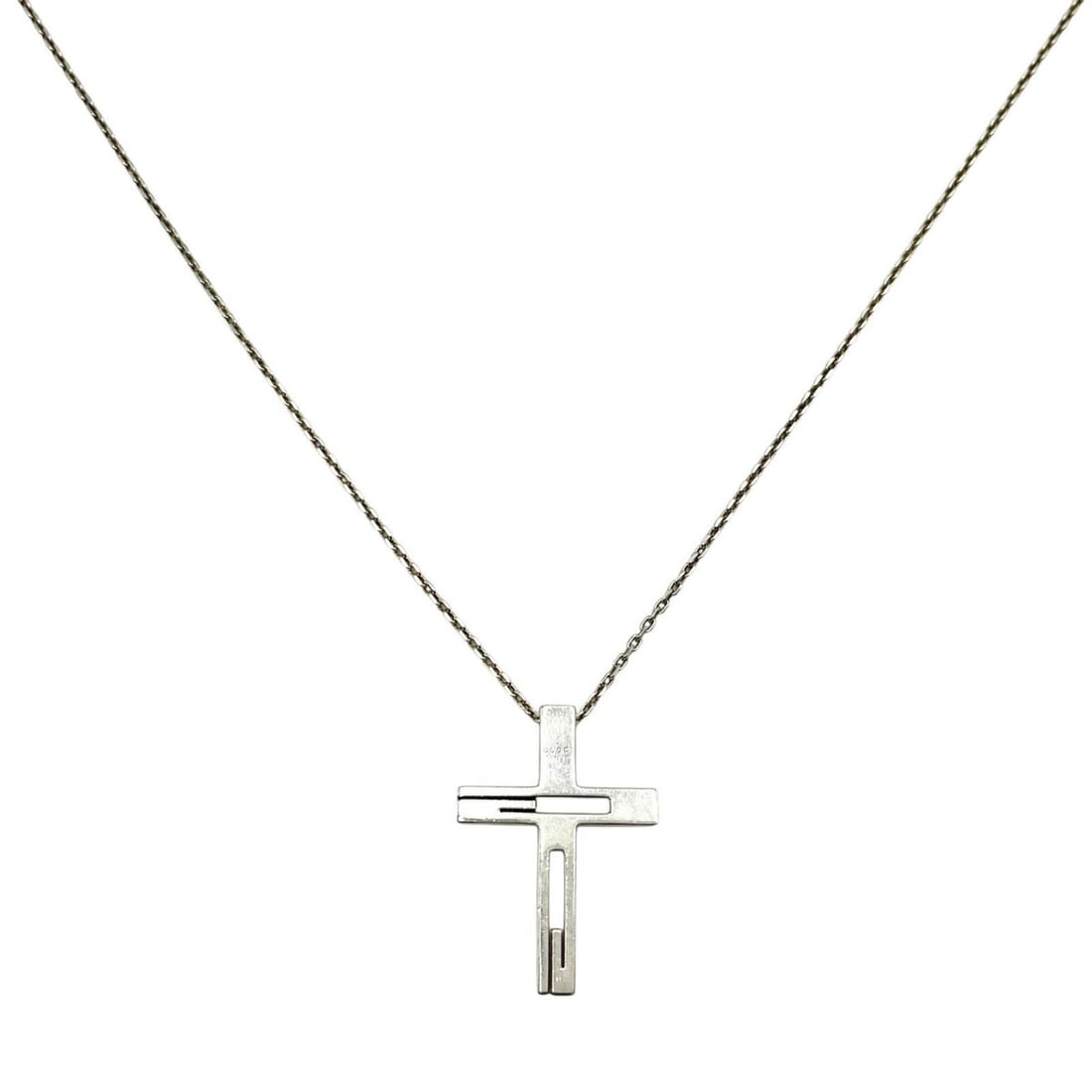 Gucci G motif cross necklace in 925 silver for men: --- Catalog ---Category: SizePendant Size: 34mm x 24mm / 1.33'' x 0.94''Neck Circumference: 52 cm / 20.47''Category: DesignColor: SilverGender: MenMaterial: Silver 925Necklace Type: NecklaceCategory: