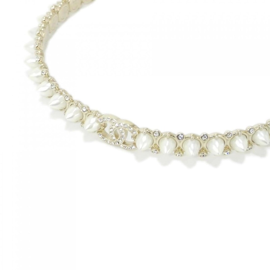 Chanel AB7624 Choker: --- Catalog ---Category: SizePendant Size: 11mm x 15mm / 0.43'' x 0.59''Neck Circumference: 28 cm - 42 cm / 11.02'' - 16.53''Category: DesignColor: Gold, WhiteGender: WomenNecklace Type: ChokerCategor