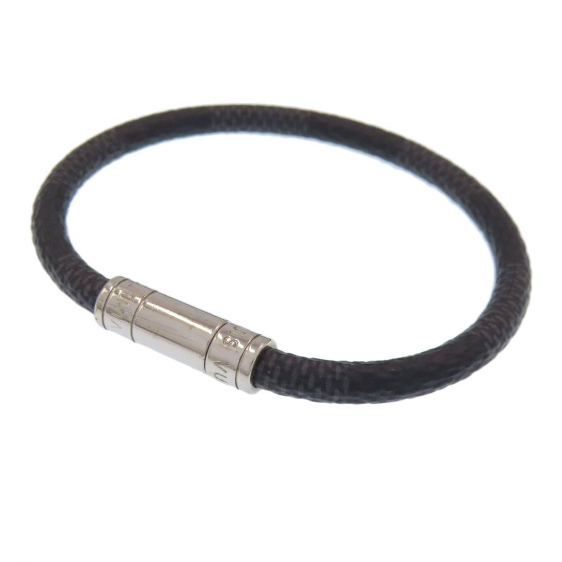 Louis Vuitton M6140E Brassle Keep It Bracelet in Damier Canvas/Metal for Women: --- Catalog ---Category: SizeLength: 17.5cm / 6.88''Category: DesignType: Charm braceletColor: Damier CanvasGender: WomenMaterial: Damier Canvas, MetalCategory: GeneralMPN: M6140EBrand: Louis Vuitton-