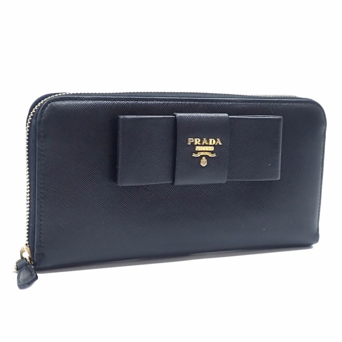 Prada Women's Round Long Wallet, Black Leather, 1M0506, with Leather Ribbon: --- Catalog ---Category: SizeSize (HxWxD): 10.5cm x 20cm x 2cm / 4.13'' x 7.87'' x 0.78''Category: DesignType: Long wallet (bi-fold)Color: BlackGender: WomenMaterial: Leather Category: GeneralMPN: 1M0