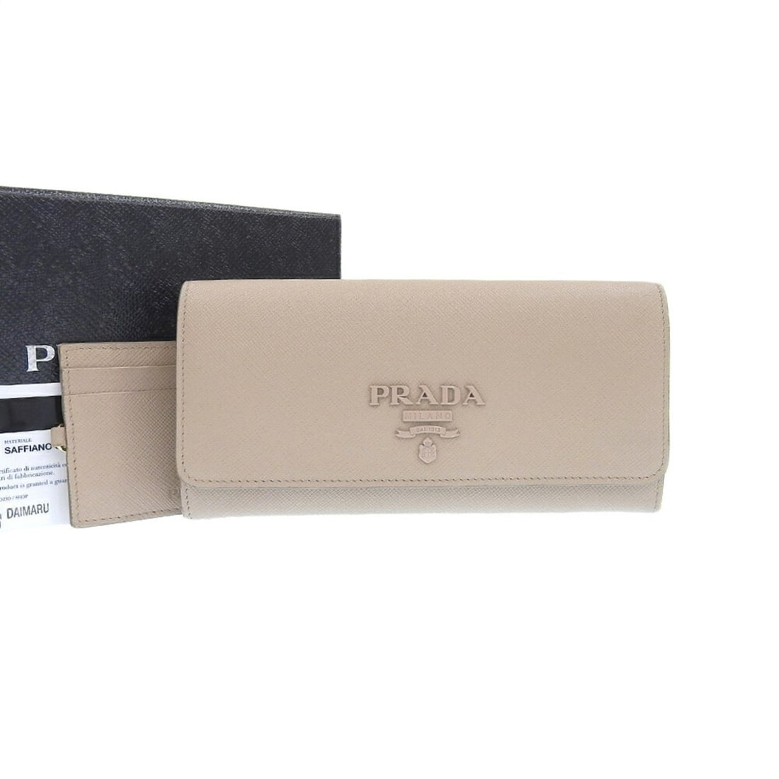 PRADA long wallet 1MH132 Saffiano leather beige: --- Catalog ---Category: SizeSize (HxWxD): 9cm x 18.5cm x 2.5cm / 3.54'' x 7.28'' x 0.98''Category: DesignType: Long wallet (bi-fold)Color: BeigeGender: WomenMaterial: Leather Leather/Fur Type: Saffia