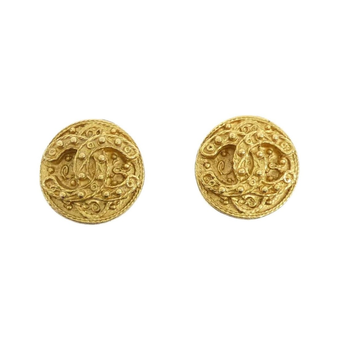 Chanel 03818 Earrings: --- Catalog ---Category: SizeSize (HxWxD): 2.20mm x 2.20mm / 0.09'' x 0.09''Category: DesignType: Clip earringsColor: GoldGender: WomenCategory: GeneralBrand: Chanel--- Item List ---Section: Condition
