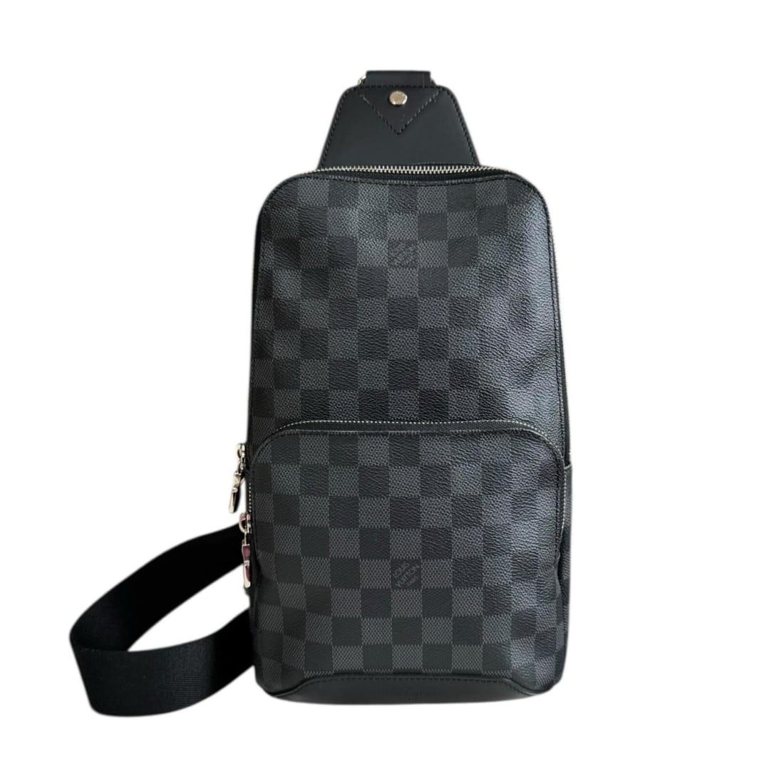 Pre-owned Louis Vuitton Avenue Sling Bag in Damier Graphite canvas. Also available: a canvas: --- Catalog ---Category: SizeWeight: 500g / 1.1lb.Size (HxWxD): 31cm x 18.5cm x 5cm / 12.2'' x 7.28'' x 1.96''Strap Length: 62cm - 104cm / 24.4'' - 40.94''Category: DesignType: Sling bagColor: Black,