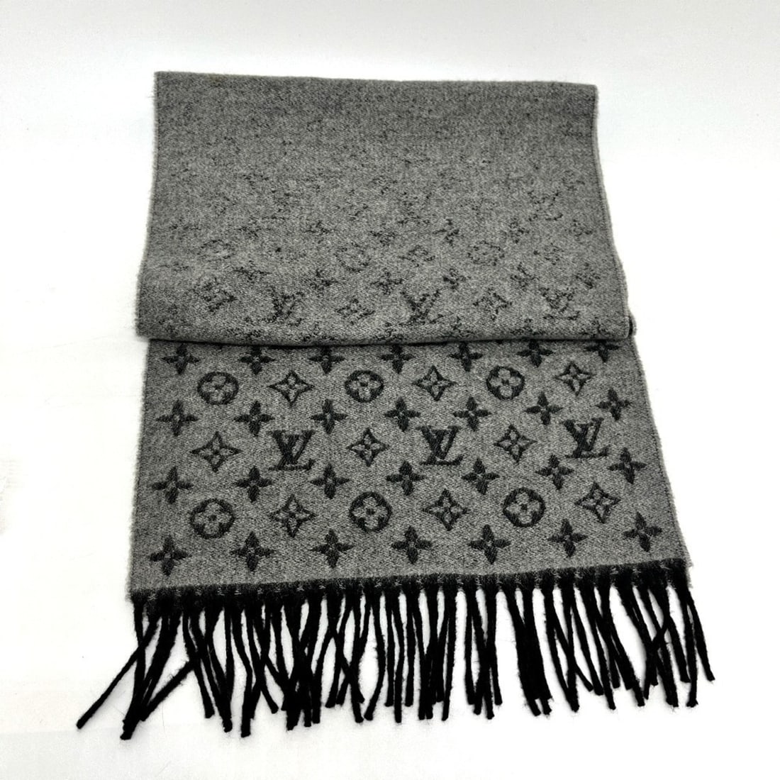 LOUIS VUITTON M75900 Echarpe Monogram Gradient Wool and Cashmere Scarf, Women's, Black: --- Catalog ---Category: SizeSize (LxW): 1.8m x 35cm / 70.86'' x 13.77''Category: DesignType: StoleColor: Black, GrayGender: WomenMaterial: Wool , Cashmere Category: GeneralMPN: M75900Brand: Louis Vui