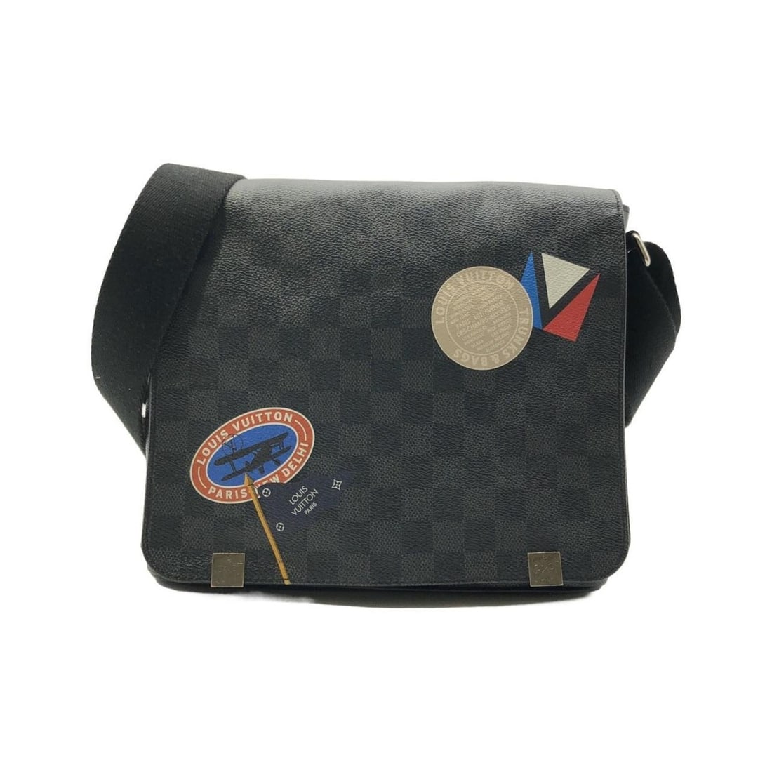 Louis Vuitton Damier Graphite (LV League) District PM N41054 Shoulder Bag: --- Catalog ---Category: SizeSize (HxWxD): 24cm x 26cm x 7cm / 9.44'' x 10.23'' x 2.75''Category: DesignType: Shoulder bagColor: Dark gray, GraphiteGender: Women,MenMaterial: Coated canvas Category: G