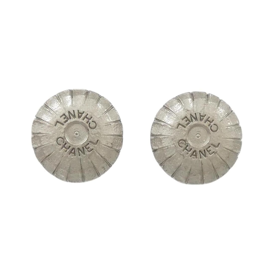 Chanel Earrings: --- Catalog ---Category: SizeSize (HxWxD): 20.00mm x 20.00mm / 0.79'' x 0.79''Category: DesignType: Clip earringsColor: SilverGender: WomenCategory: GeneralBrand: Chanel--- Item List ---Section: Condi