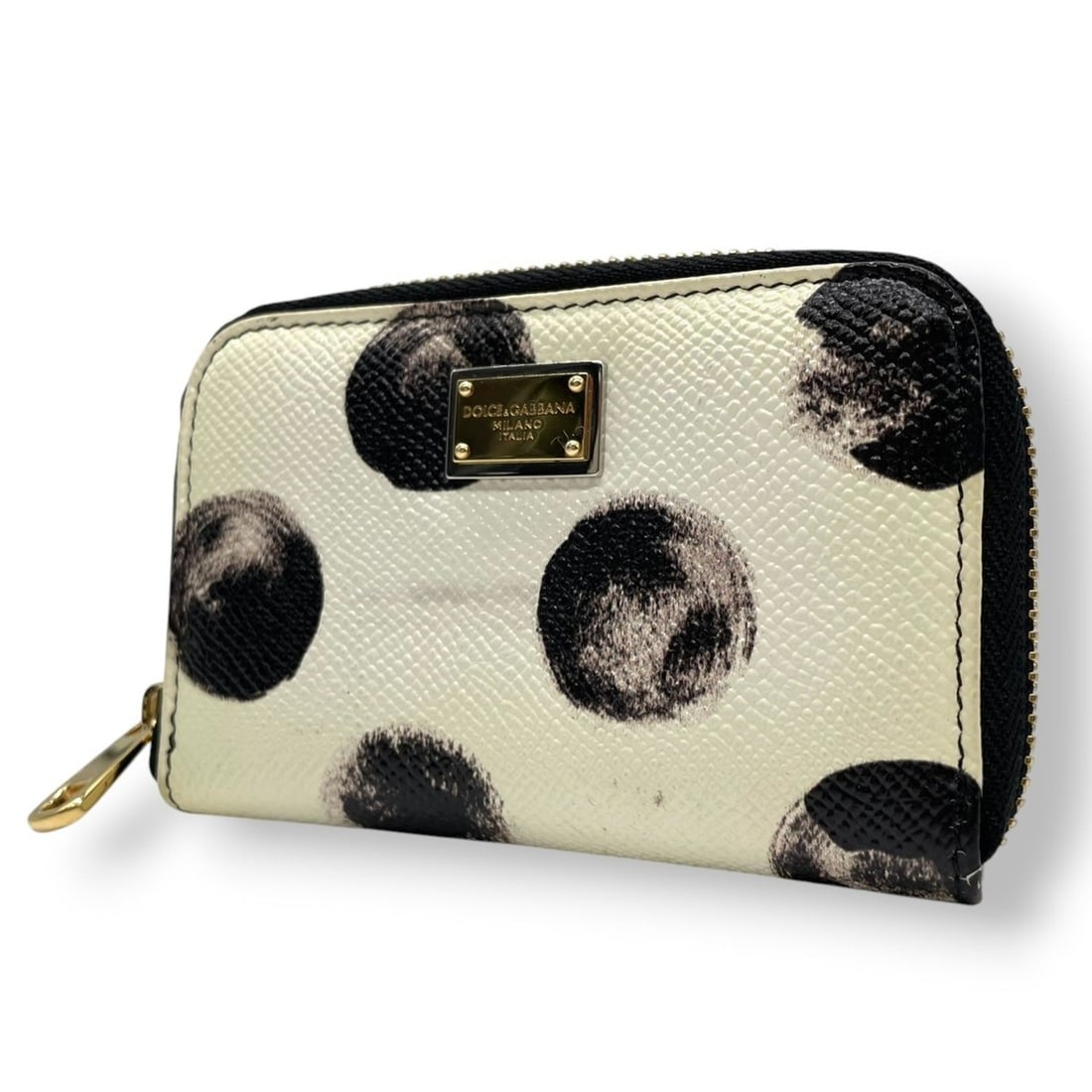 Dolce & Gabbana wallet/coin case, mini wallet with round zipper, leather, ivory, logo plate, gold: --- Catalog ---Category: SizeSize (HxWxD): 7.5cm x 11.5cm x 2cm / 2.95'' x 4.52'' x 0.78''Category: DesignType: Coin purse/coin caseColor: Black, IvoryGender: WomenMaterial: PVC Category: GeneralBrand