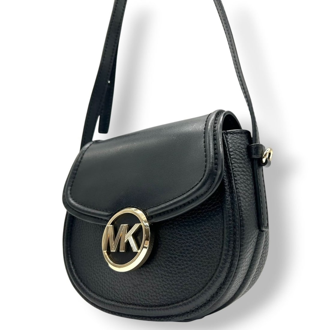 Michael Kors Half Moon Leather Shoulder Bag with Gold Hardware, Mini Bag, Women's, Size 7: --- Catalog ---Category: SizeSize (HxWxD): 16cm x 19cm x 5cm / 6.29'' x 7.48'' x 1.96''Category: DesignType: Pochette, Shoulder bagColor: BlackGender: WomenMaterial: Leather Category: GeneralBrand: Mi