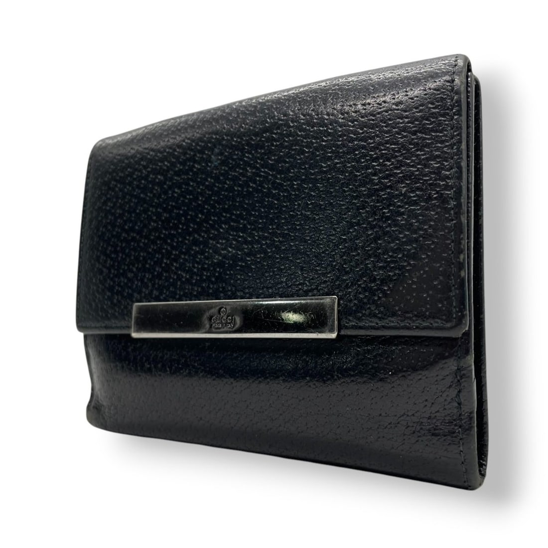 Gucci compact bi-fold wallet in black leather with silver hardware and a logo plate. Available for: --- Catalog ---Category: SizeSize (HxWxD): 10.5cm x 12cm x 2.5cm / 4.13'' x 4.72'' x 0.98''Category: DesignType: Wallet (bi-fold)Color: BlackGender: Men,WomenMaterial: Leather Category: GeneralBrand: