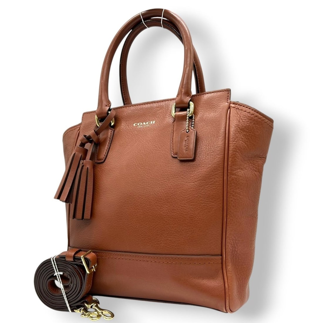 Coach Madison Carry handbag/shoulder bag in pebbled leather, brown and camel with gold hardware, U1: --- Catalog ---Category: SizeSize (HxWxD): 23cm x 30cm x 8cm / 9.05'' x 11.81'' x 3.14''Category: DesignType: Handbag, Shoulder bagColor: Brown, CamelGender: WomenMaterial: Leather Category: GeneralMP