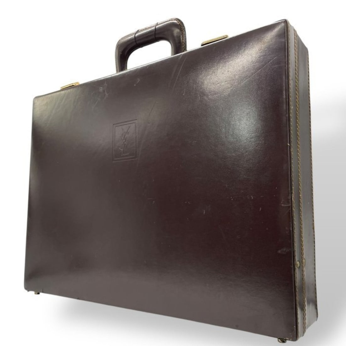 Yves Saint Laurent briefcase in dark brown leather with gold hardware.: --- Catalog ---Category: SizeSize (HxWxD): 34cm x 45cm x 9cm / 13.38'' x 17.71'' x 3.54''Category: DesignType: Attaché case, BriefcaseColor: Brown, Dark brownGender: WomenMaterial: Leather Category:
