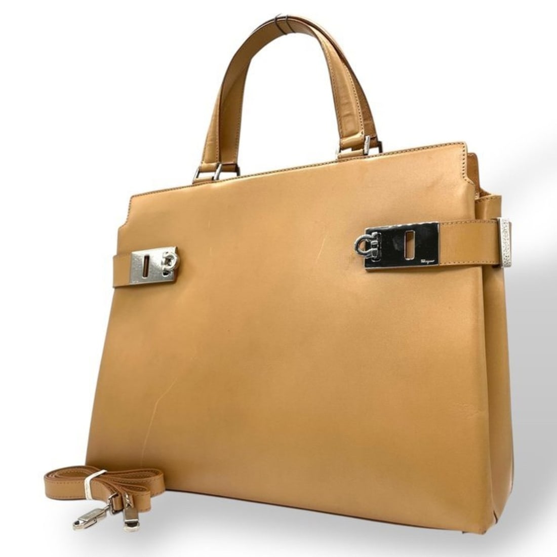 Salvatore Ferragamo Gancini handbag, beige leather tote/shoulder bag with silver hardware, women's: --- Catalog ---Category: SizeSize (HxWxD): 26cm x 33cm x 12cm / 10.23'' x 12.99'' x 4.72''Category: DesignType: Handbag, Shoulder bagColor: BeigeGender: WomenMaterial: Leather Category: GeneralMPN: AQ