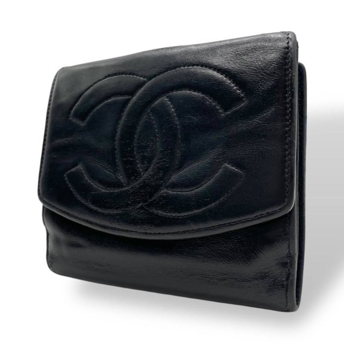 CHANEL CC logo tri-fold wallet in quilted leather with black silver hardware (w1): --- Catalog ---Category: SizeSize (HxWxD): 10cm x 11.5cm x 2cm / 3.93'' x 4.52'' x 0.78''Category: DesignType: Wallet (bi-fold)Color: BlackGender: WomenMaterial: Leather Category: GeneralBrand: Chanel