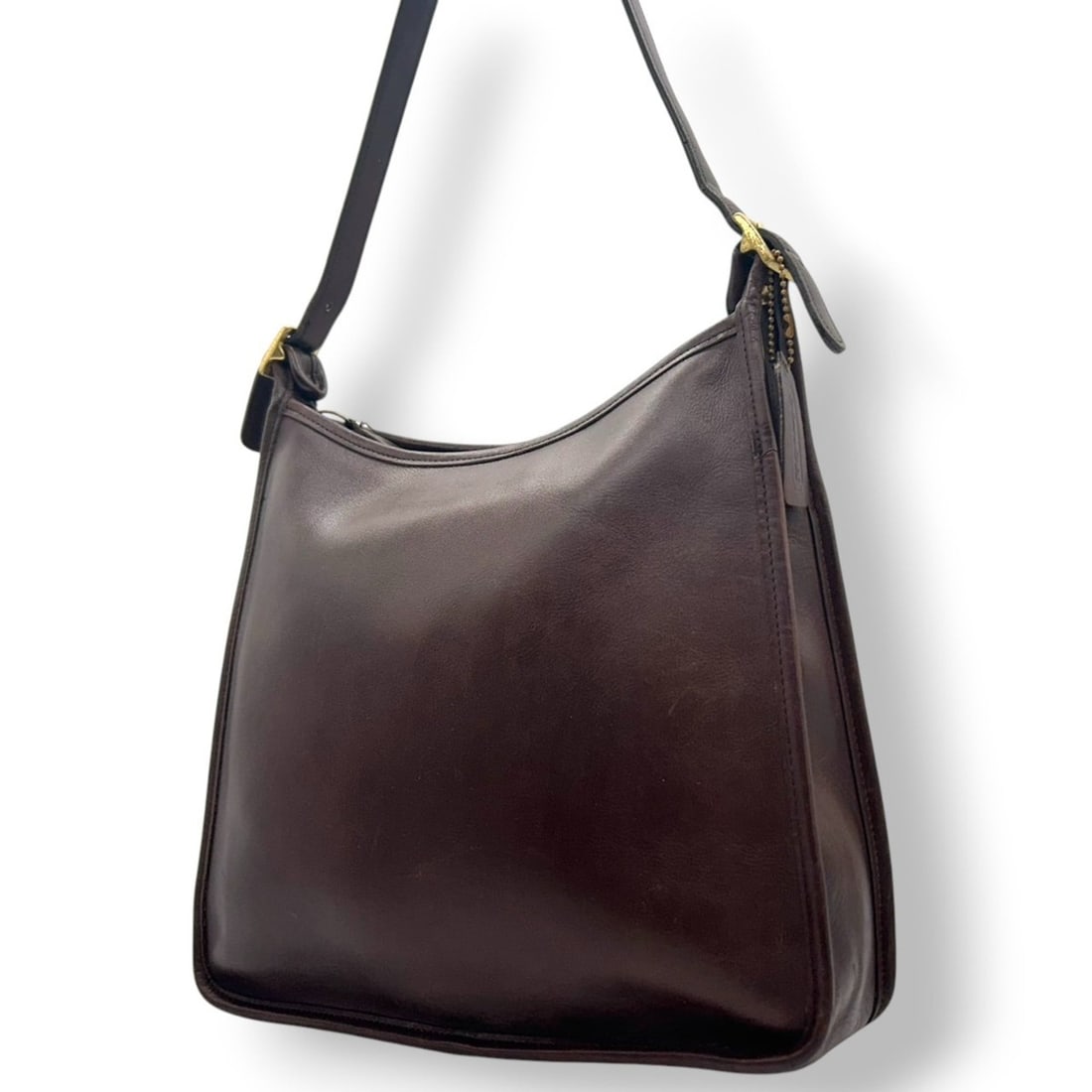Coach Old 9075 Shoulder Bag in Brown Glove-Tanned Leather, Women's 9073 T: --- Catalog ---Category: SizeSize (HxWxD): 25cm x 29cm x 8cm / 9.84'' x 11.41'' x 3.14''Category: DesignType: Shoulder bagColor: Brown, Dark brownGender: WomenMaterial: Leather Category: GeneralMPN: 9