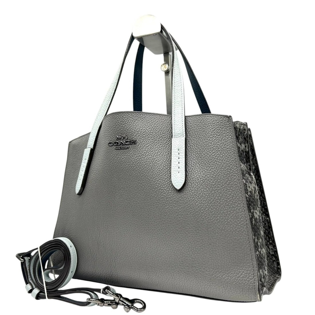 Coach handbag/shoulder bag in embossed leather (31740) gray and blue, two-tone, women's size s95: --- Catalog ---Category: SizeSize (HxWxD): 19cm x 28cm x 10cm / 7.48'' x 11.02'' x 3.93''Category: DesignType: Handbag, Shoulder bagColor: Blue, GrayGender: WomenMaterial: Leather Category: GeneralMPN